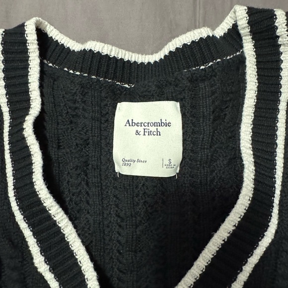 Abercrombie & Fitch Black Knit Vest with White Trim - Picture 2 of 2